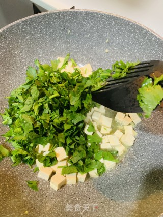 芹菜叶炒豆腐丁的做法步骤：5