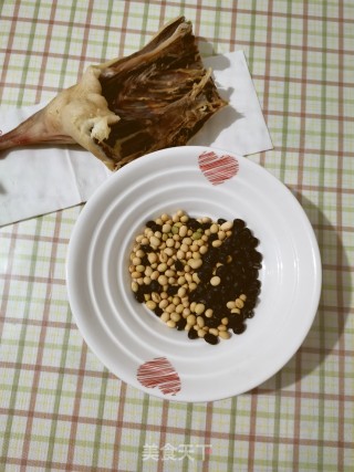 腊味咸鸭烧黄豆的做法步骤：1