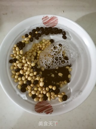 腊味咸鸭烧黄豆的做法步骤：2