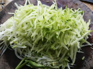 腊肉炒萝卜丝的做法步骤：1