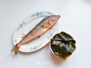 海带炖鱼的做法步骤：1