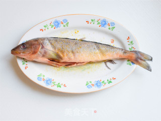 海带炖鱼的做法步骤：2