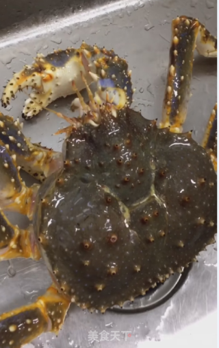 年夜饭-蒜蓉粉丝蒸帝王蟹的做法步骤：1