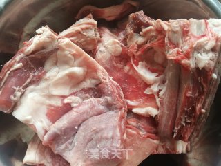 清煮带骨羊肉的做法步骤：1