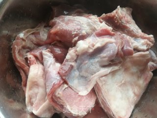 清煮带骨羊肉的做法步骤：2