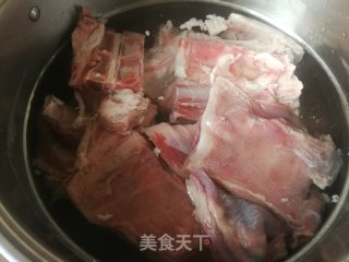清煮带骨羊肉的做法步骤：3