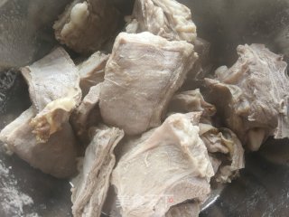 清煮带骨羊肉的做法步骤：5
