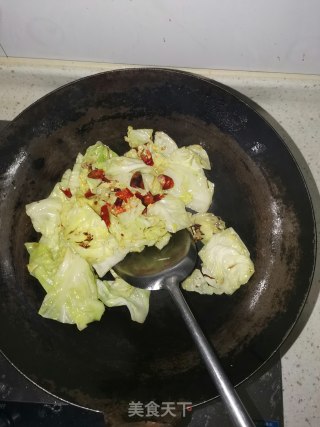 炝爆圆白菜的做法步骤：4