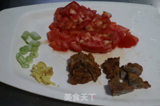 酥肉西红柿面的做法步骤：1