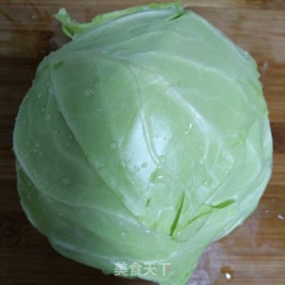 包菜炒火腿肠的做法步骤：1