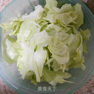 包菜炒火腿肠的做法步骤：2