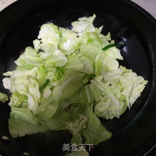 包菜炒火腿肠的做法步骤：4