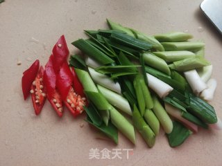 蒜苗炒腊肉的做法步骤：2