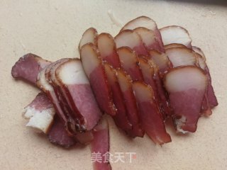 蒜苗炒腊肉的做法步骤：3