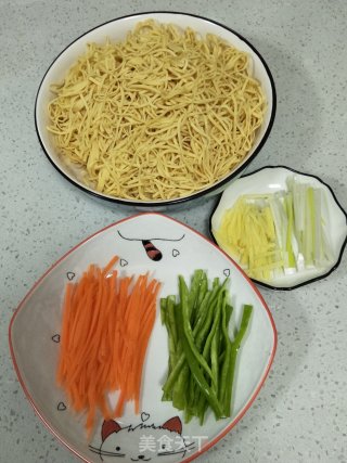清炒细丝干豆腐的做法步骤：3