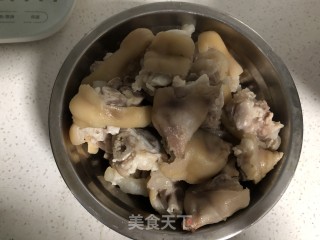 麻辣砂锅猪蹄的做法步骤：1
