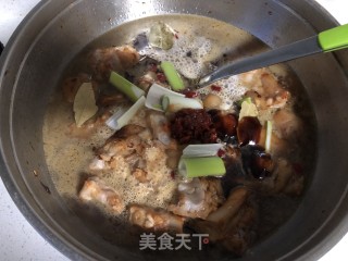 麻辣砂锅猪蹄的做法步骤：5