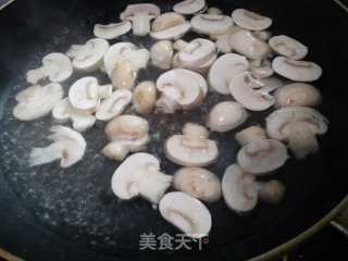 炒蚝油蘑菇的做法步骤：2