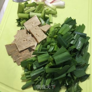 香干炒蒜苗的做法步骤：2