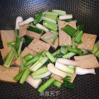 香干炒蒜苗的做法步骤：3