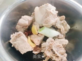 酱大骨的做法步骤：1