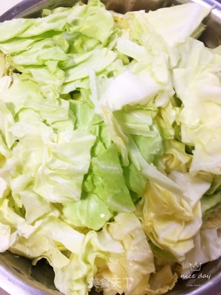 老干妈爆炒圆白菜的做法步骤：1