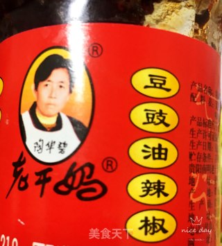 老干妈爆炒圆白菜的做法步骤：2