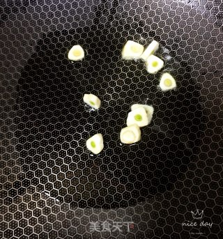 老干妈爆炒圆白菜的做法步骤：3