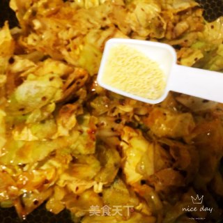 老干妈爆炒圆白菜的做法步骤：9