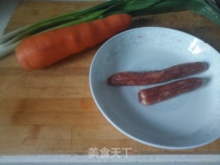 青蒜炒腊肠的做法步骤：1