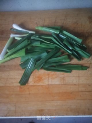 青蒜炒腊肠的做法步骤：2