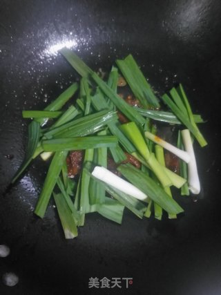 青蒜炒腊肠的做法步骤：10