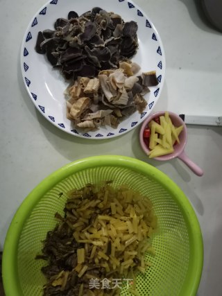 腊味咸菜炒鸭胗的做法步骤：2