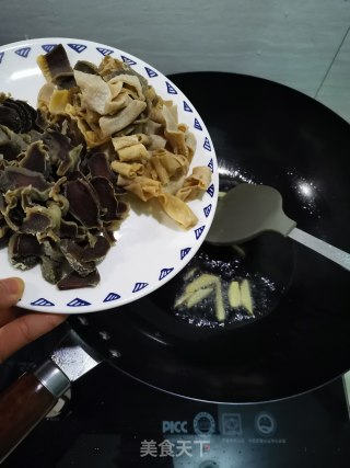 腊味咸菜炒鸭胗的做法步骤：4