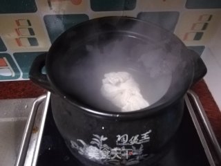 茵陈鲫鱼汤的做法步骤：3