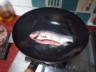 茵陈鲫鱼汤的做法步骤：6