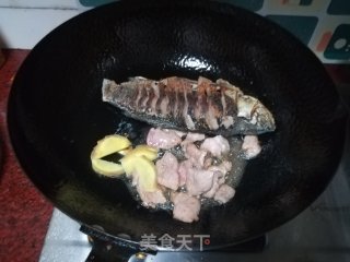 茵陈鲫鱼汤的做法步骤：8