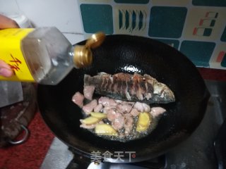 茵陈鲫鱼汤的做法步骤：9