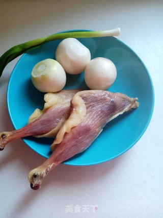 腊鸭腿焖萝卜的做法步骤：1