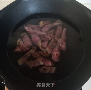 腊鸭腿焖萝卜的做法步骤：2