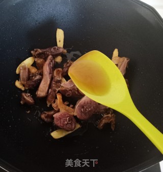 腊鸭腿焖萝卜的做法步骤：7
