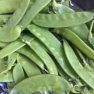 荷兰豆炒腊肠的做法步骤：1