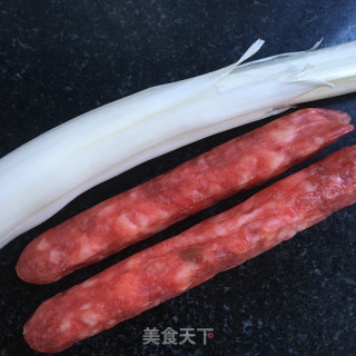 荷兰豆炒腊肠的做法步骤：2