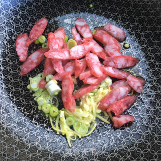 荷兰豆炒腊肠的做法步骤：5