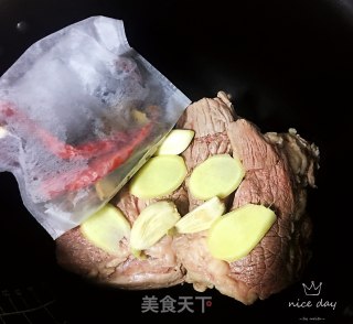 卤牛肉的做法步骤：4