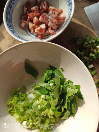 香芹腊肠鸡蛋炒饭的做法步骤：2
