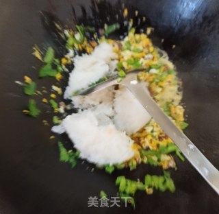 香芹腊肠鸡蛋炒饭的做法步骤：6