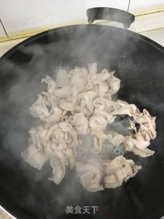 杏鲍菇青红椒五花肉片的做法步骤：5