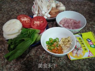 酸汤肥牛酱煮杂蔬的做法步骤：1