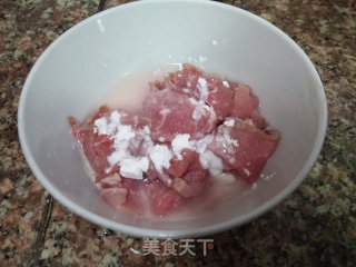 酸汤肥牛酱煮杂蔬的做法步骤：2